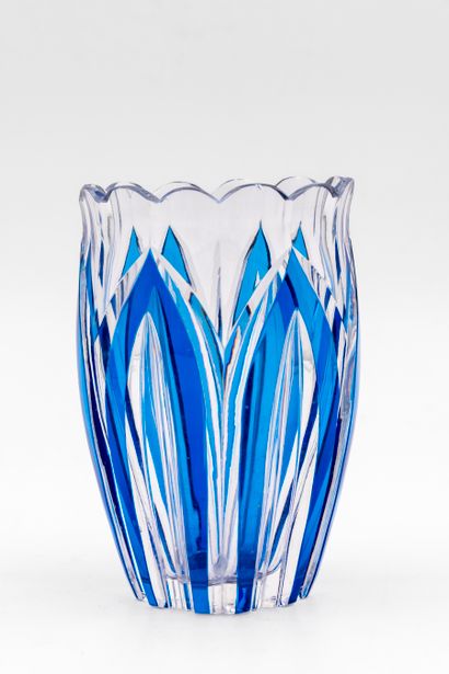 Val-Saint-Lambert - VSL Vase en cristal doublé bleu à registre de flammes stylisées....