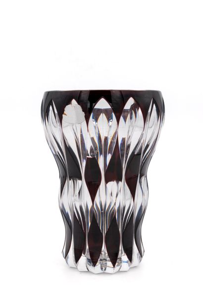 Val Saint Lambert - Charles Graffart Vase modèle "Bégonia" en cristal doublé prune.H.22,5cm....