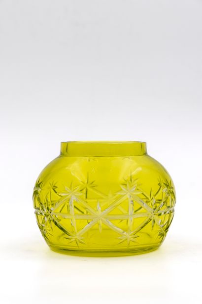 Val-Saint-Lambert - VSL Pique-fleurs en cristal doublé jaune . H. 9 cm diamax 12,5...