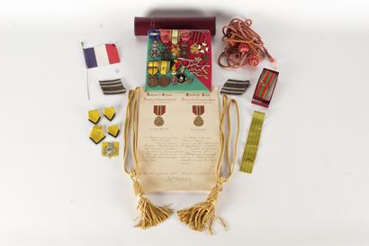 MÉDAILLES Lot including several medals and crests and others.... good condition.