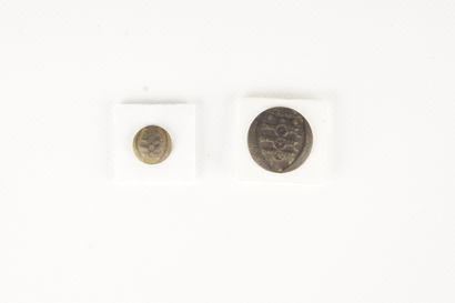 GRANDE BRETAGNE Lot of two British artillery buttons, small and large, found on the...