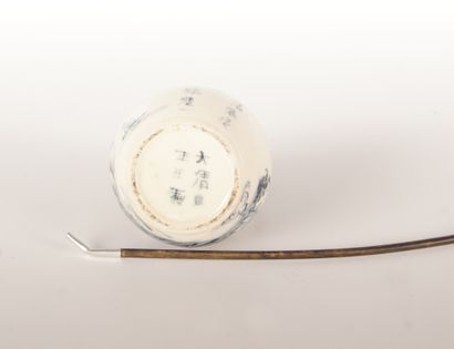 CHINE Opium pipe in porcelain.