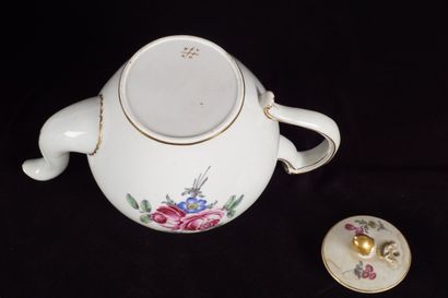 Manufacture de porcelaine de Tournai - XVIIIe 
Service à thé en porcelaine tendre...