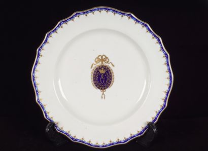 Manufacture de Tournai - XVIII e s Assiette chantournée à décor bleu et or de médaillon...