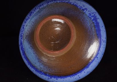 ANTONIO LAMPECCO (1932-2019) Grand vase soliflore à glaçure bleue. 10 x 13 cm diam.....