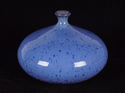 ANTONIO LAMPECCO (1932-2019) Grand vase soliflore à glaçure bleue. 10 x 13 cm diam.....