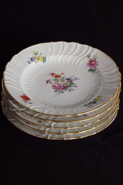 KPM Berlin et divers 
Lot de 5 assiettes en porcelaine de Berlin (marque au sceptre)...