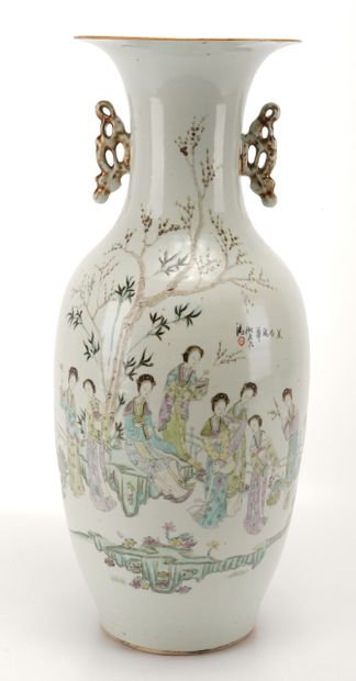 Chine - République Vase balustre en porcelaine à décor aux émaux de la famille rose...
