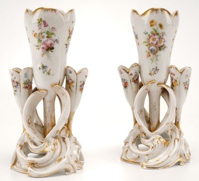 Porcelaine de Paris- Style Rocaille - Style Louis XV Paire de vases à trois cols...