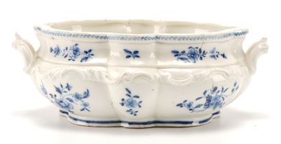 Manufacture de porcelaine de Tournai - XVIIIe sugar bowl in the form of a scalloped...