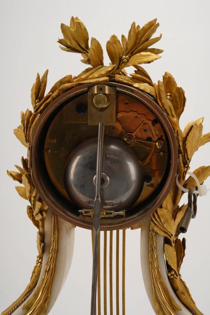 Horloge - Lepaute à Paris - Epoque Empire Horloge lyre en marbre blanc, bronze doré,...