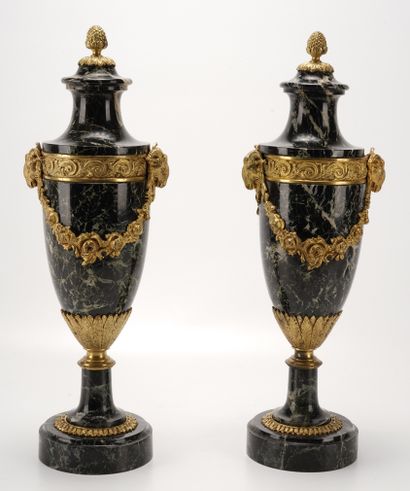 Vases de style Louis XVI - Début XXe (cassolettes) Paire de vases en forme d'urne...