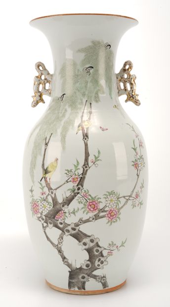 Chine - République Vase balustre en porcelaine à décor d'oiseaux sur les branches...