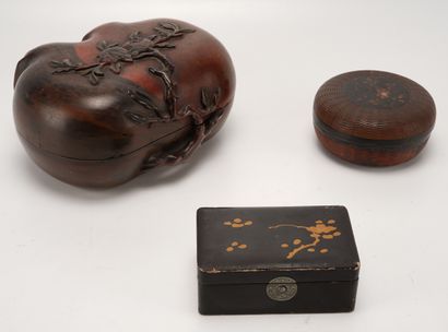 Japon - Epoque Meiji Japon, lot de trois boites laquées. Une grande boite de forme...