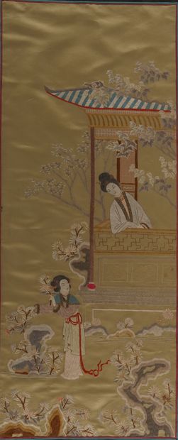 Chine - XIXe - Broderie Femmes au jardin. Broderie au fil de soie.. 82 x 35 cm.