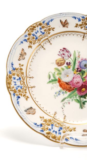 Manufacture de porcelaine de Vincennes (Sèvres) - XVIIIe Rare assiette festonnée...