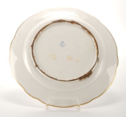 Manufacture de porcelaine de Vincennes (Sèvres) - XVIIIe Rare assiette festonnée...