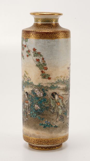 Japon - Satsuma - Meiji Vase rouleau en faïence de Satsuma à décor de femmes et d'enfants...