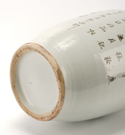 Chine - République Vase balustre en porcelaine à décor aux émaux de la famille rose...