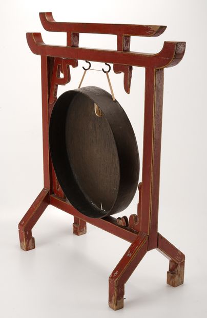 Asie Gong ancien rouge et or, manques et état d'usage +- 67cm.