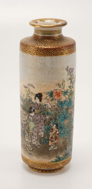 Japon - Satsuma - Meiji Vase rouleau en faïence de Satsuma à décor de femmes et d'enfants...