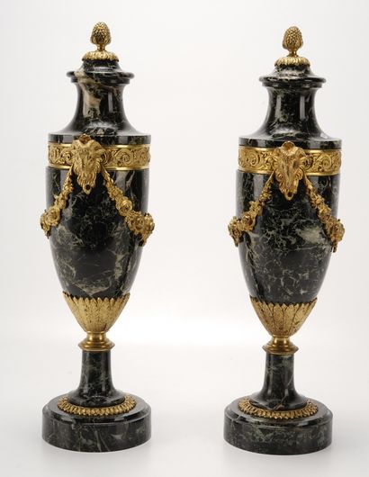 Vases de style Louis XVI - Début XXe (cassolettes) Paire de vases en forme d'urne...