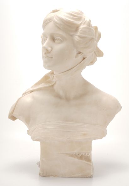 Emilio FIASCHI (1858-1941) La belle florentine. Buste en marbre.. Env. 57.5 x 41x...
