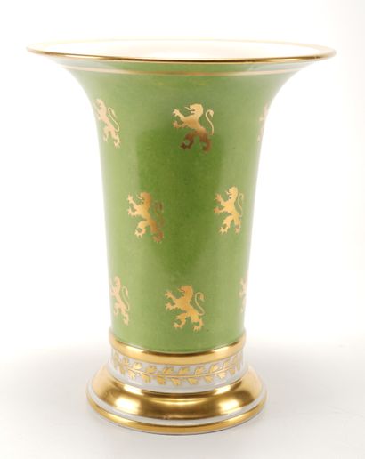 Porcelaine de Bruxelles - Demeuldre- Coché Grand vase cornet en porcelaine dur de...