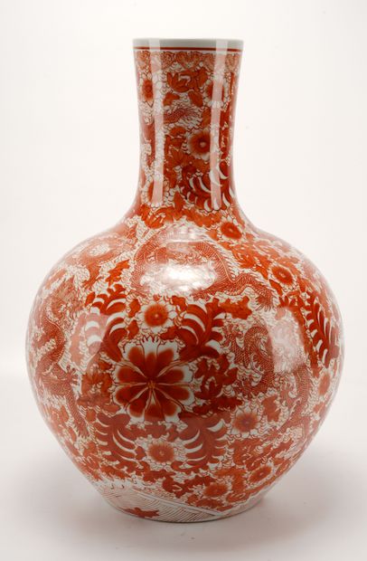 CHINE (CHINA, 中国) Grand vase tianqiuping à décor aux 9 dragons a 5 griffes en rouge...