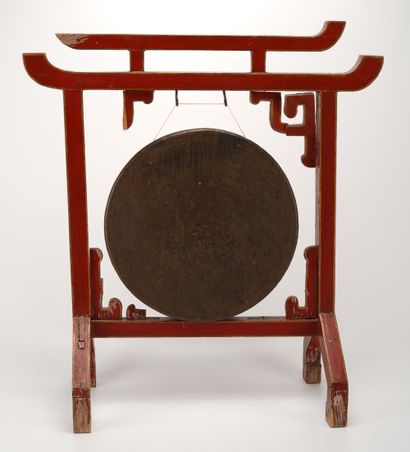 Asie Gong ancien rouge et or, manques et état d'usage +- 67cm.