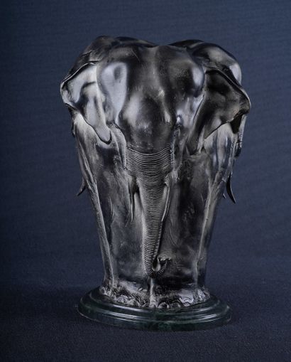 Pierre-Jules MÈNE (1810-1879) Vase éléphant. Bronze sur socle de marbre. H. 30.5...