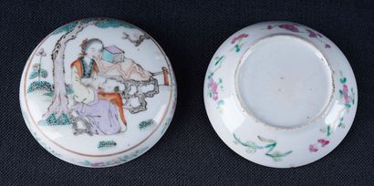 Chine ou Japon - Kakiemon Boite en porcelaine aux émaux kakiemon au motif d'une mère...