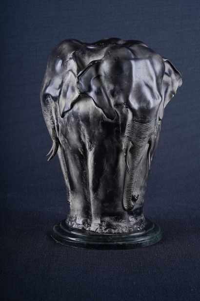 Pierre-Jules MÈNE (1810-1879) Vase éléphant. Bronze sur socle de marbre. H. 30.5...