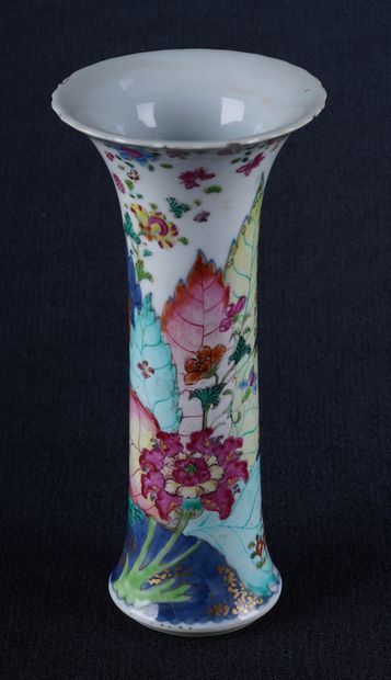 Chine, époque Qianlong, (Tobacco leaf) Vase "Gu" à décor de pivoine et feuilles de...