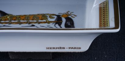 HERMES - Hermès Cendrier en porcelaine à décor de cheval sellé. Le culot est gainé...