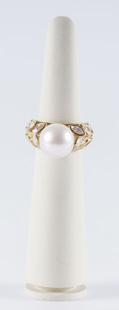 Bague en or, perle et diamants Bague en or 18 ct sertie de 12 diamants et d'une perle,...