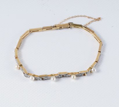 Bracelet Art Deco bracelet articulated in 18 ct gold, set with 5 pearls and 20 brilliants,...