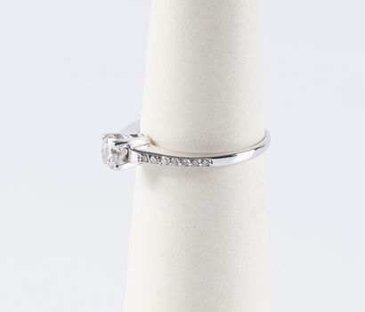 Bague solitaire en or blanc 18ct sertie de diamants Bague solitaire en or blanc 18ct...