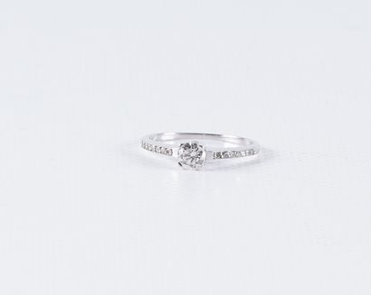 Bague solitaire en or blanc 18ct sertie de diamants Solitaire ring in 18ct white...