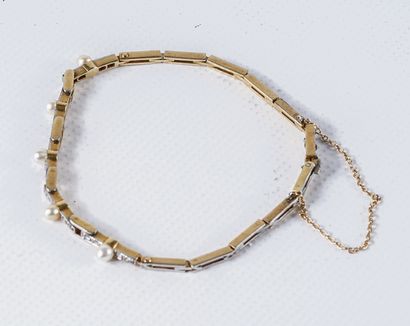 Bracelet Art Deco bracelet articulated in 18 ct gold, set with 5 pearls and 20 brilliants,...