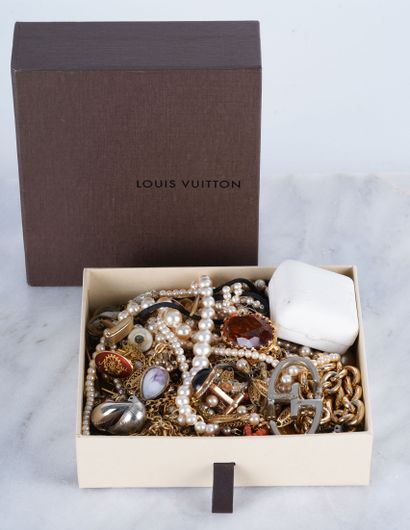 Boite Louis Vuitton contenant un lot de divers bijoux fantaisies