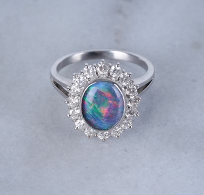 Bague or et opale Ring in 18kt white gold, set with a probably Australian opal and...