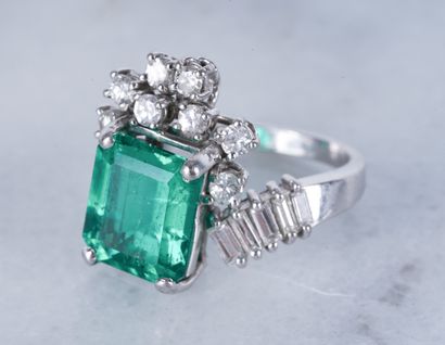 Bague, or et émeraude colombienne Ring in 18 ct white gold, large Colombian emerald...