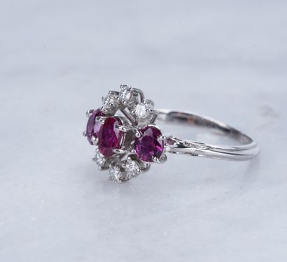 Bague platine, rubis et diamants Platinum, ruby and diamond ring, 3.28g.