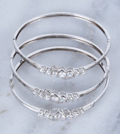 Bracelet argent Trio of silver bracelets set with stones, +-21.8g.