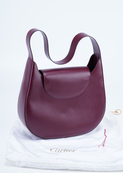 CARTIER Must Cartier. Shoulder bag. Bordeaux leather. Dimensions: H 22 W 28 D 7cm....