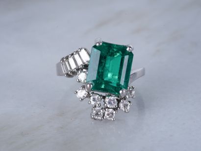 Bague, or et émeraude colombienne Ring in 18 ct white gold, large Colombian emerald...