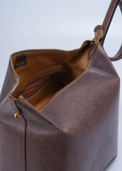 Gucci Large brown leather handbag or small travel bag. 20 x 28cm. Signed Gucci for...