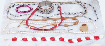 Lot de bijoux Lot of jewelry including a red and white necklace, money clip, cross,...