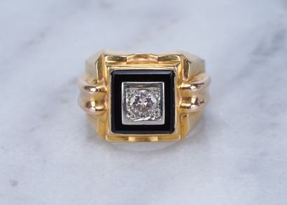 Chevalière, or et diamant Chevalière in 14kt gold, diamond and lapiz lazuli. 10.60g...